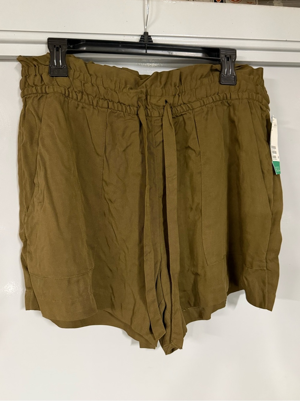 NWT H&M Women’s Olive Flowy Shorts - 18